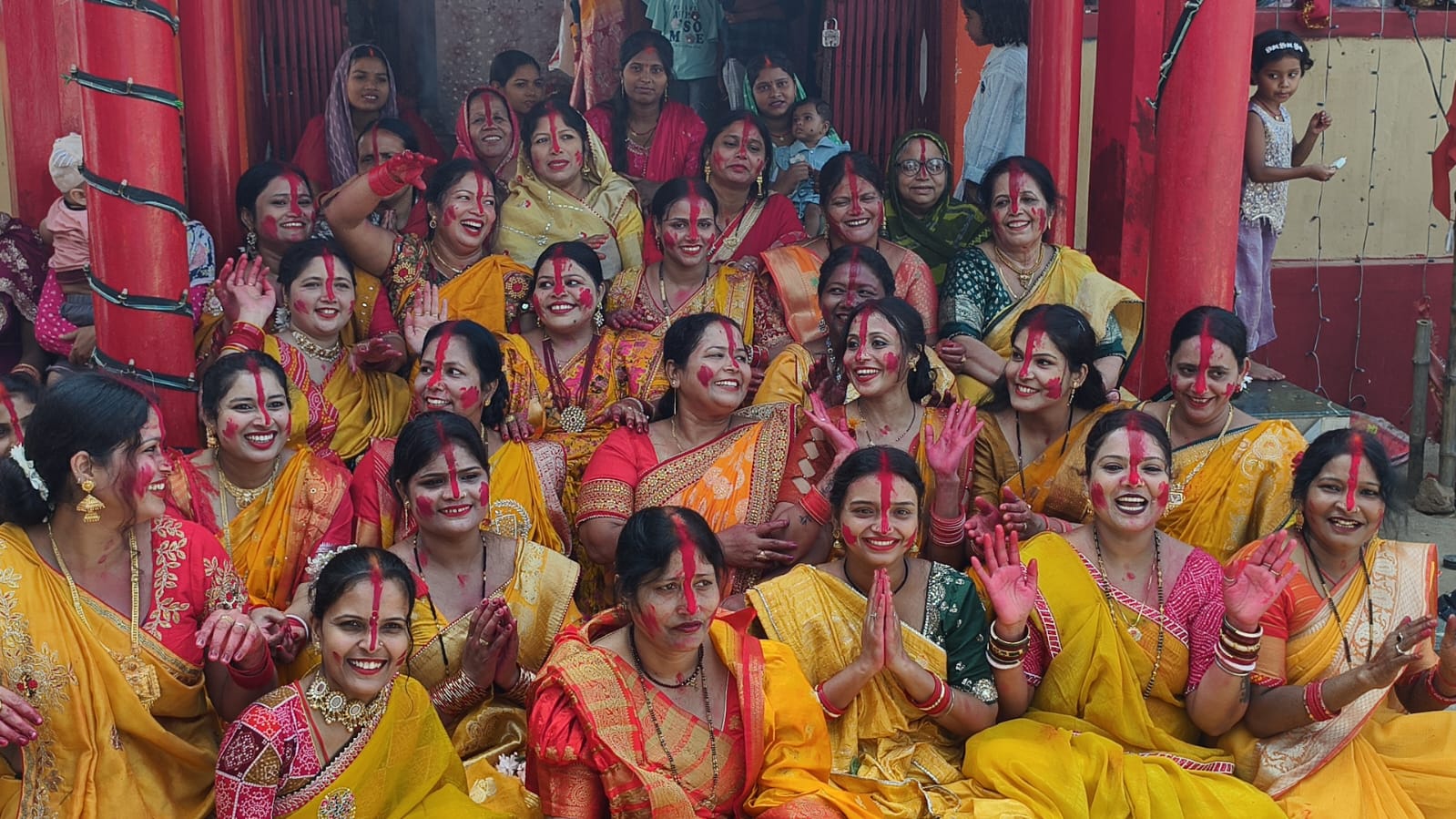 राम-जानकी व मां काली मंदिर में दिखी बंगाल की संस्कृति, सिंदूर खेला कर मां दुर्गा को दी विदाई